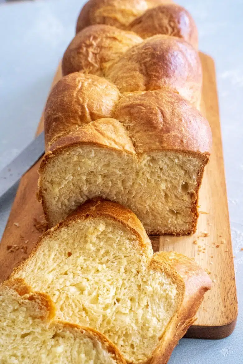 Angeschnittene Brioche