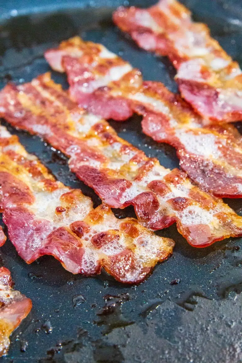 Den Bacon langsam bei mittlerer Hitze anbraten