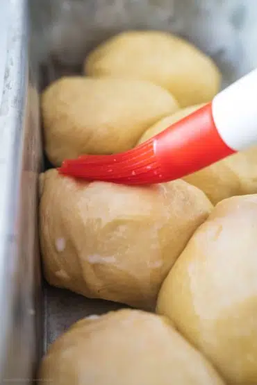 Brioche mit Milch bestreichen