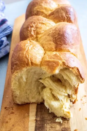 Angerissene Brioche zieht Fäden
