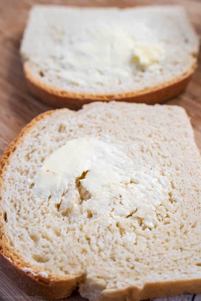 Brot mut Butter bestreichen