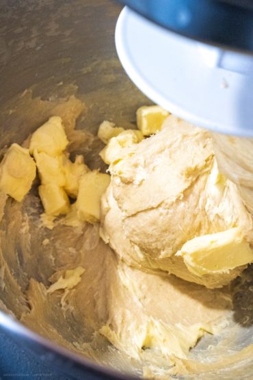 Butter in den Brioche-Teig einarbeiten