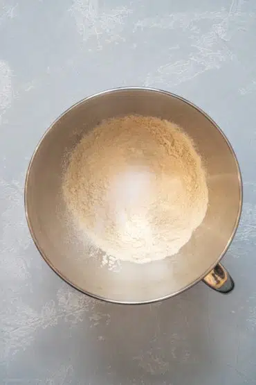 Mehl und Salz vermengen
