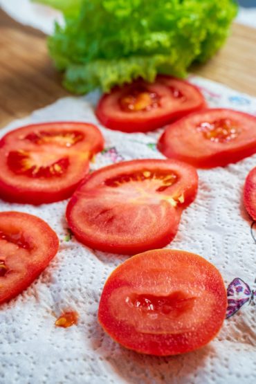 Tomate und Salat schneiden