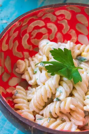 Ein Schälchen mit Nudelsalat