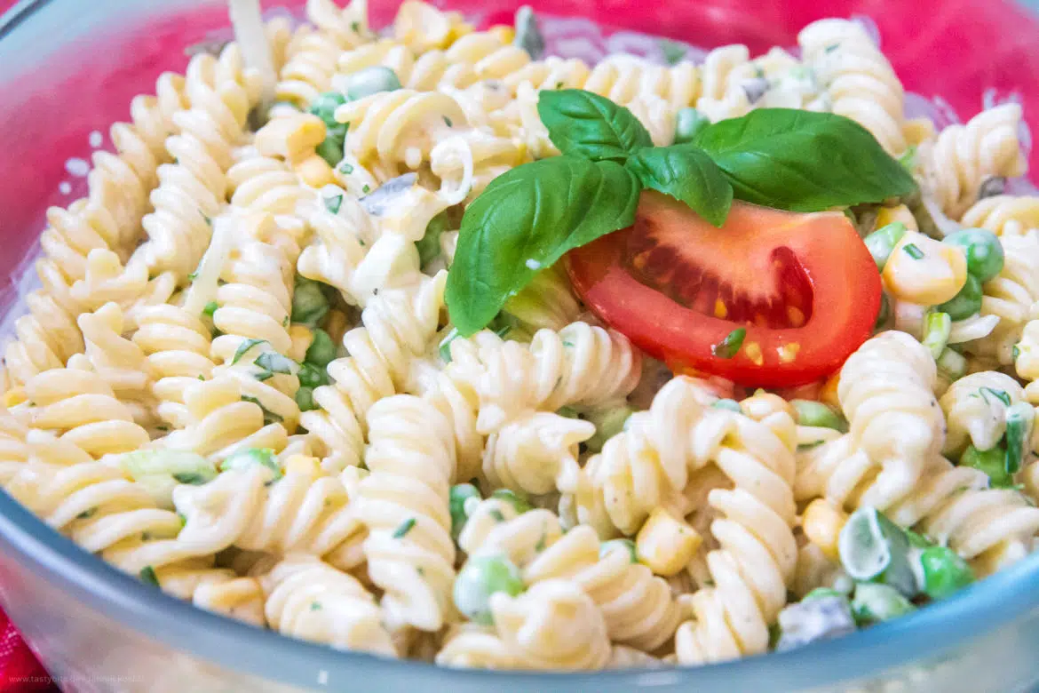 Klassischer Nudelsalat mit buntem Gemüse
