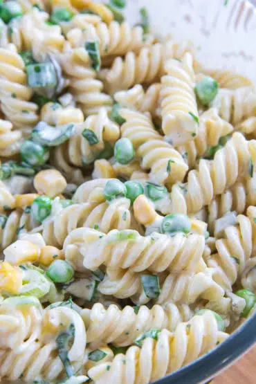 Klassischer Nudelsalat mit Mayonnaise