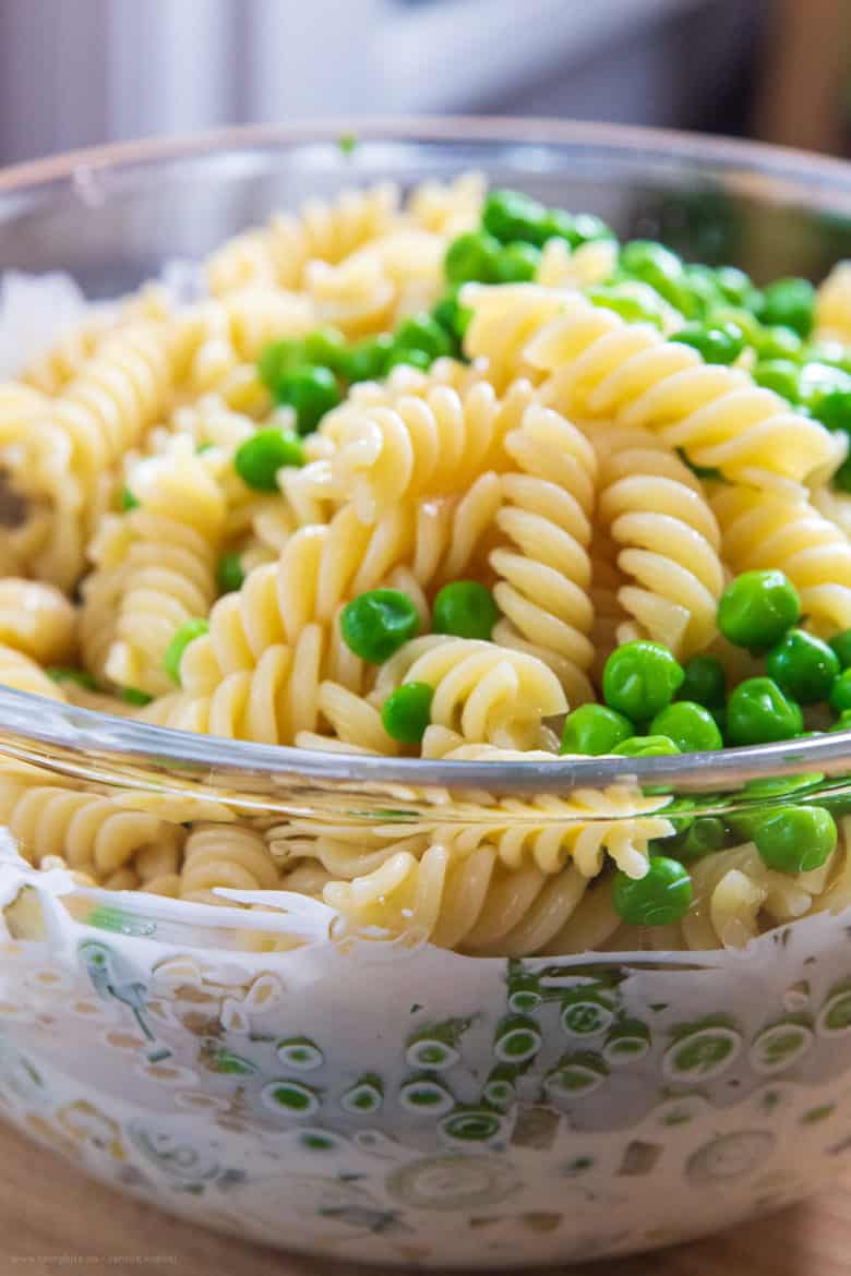 Nudelsalat vermengen