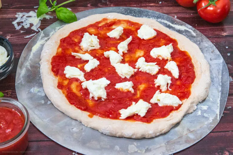 Mozzarella für die italienische Pizza