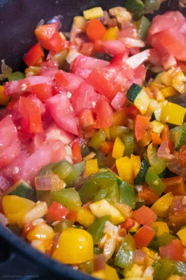 Ratatouille mit Tomaten ablöschen