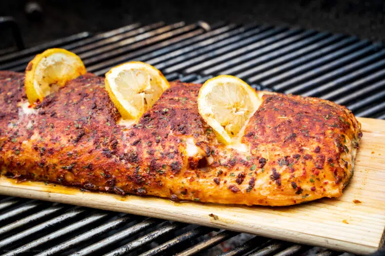 Gegrilltes Lachsfilet auf Zedernbrett