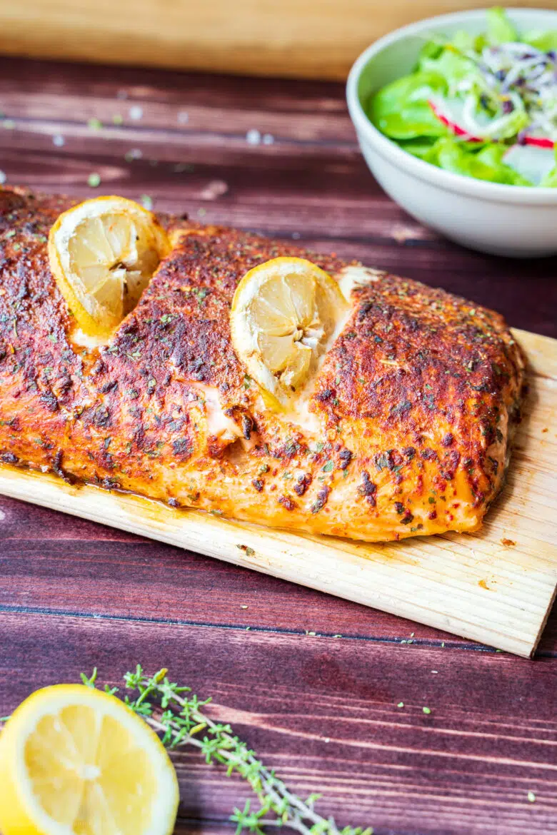 Gegrilltes Lachsfilet auf Zedernholzplanke