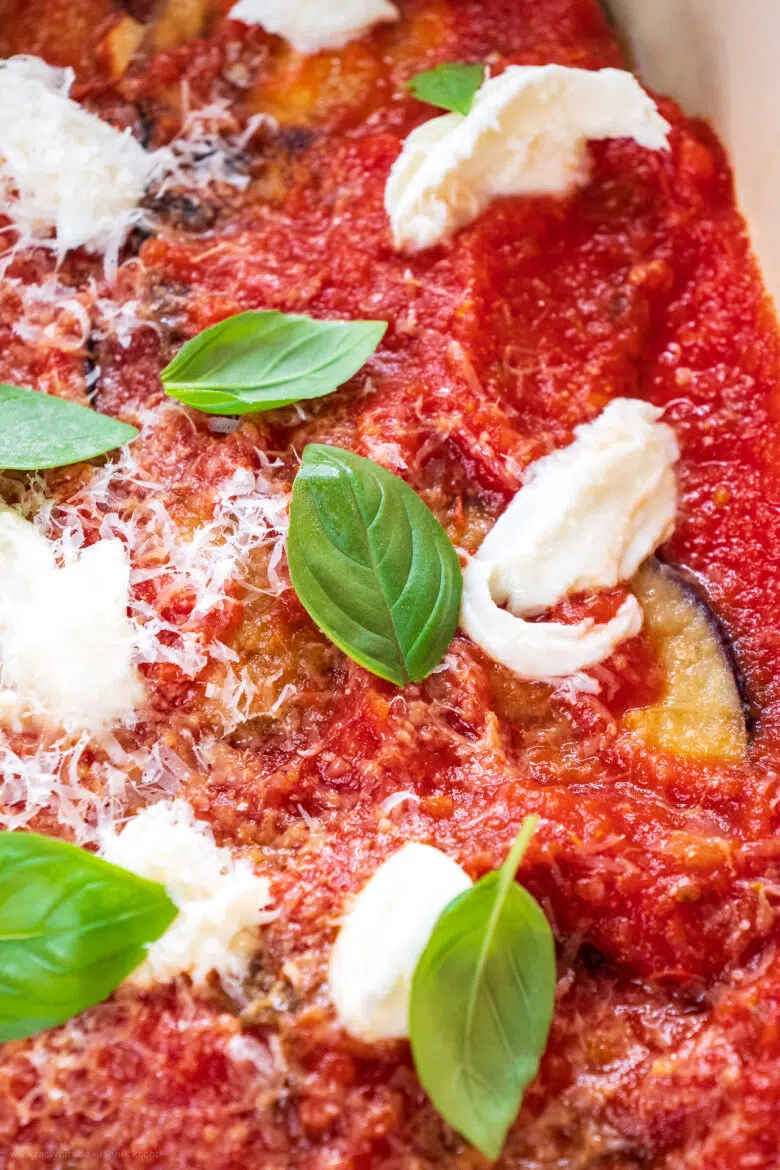 Parmigiana mit Aubergine, Mozzarella & Basilikum