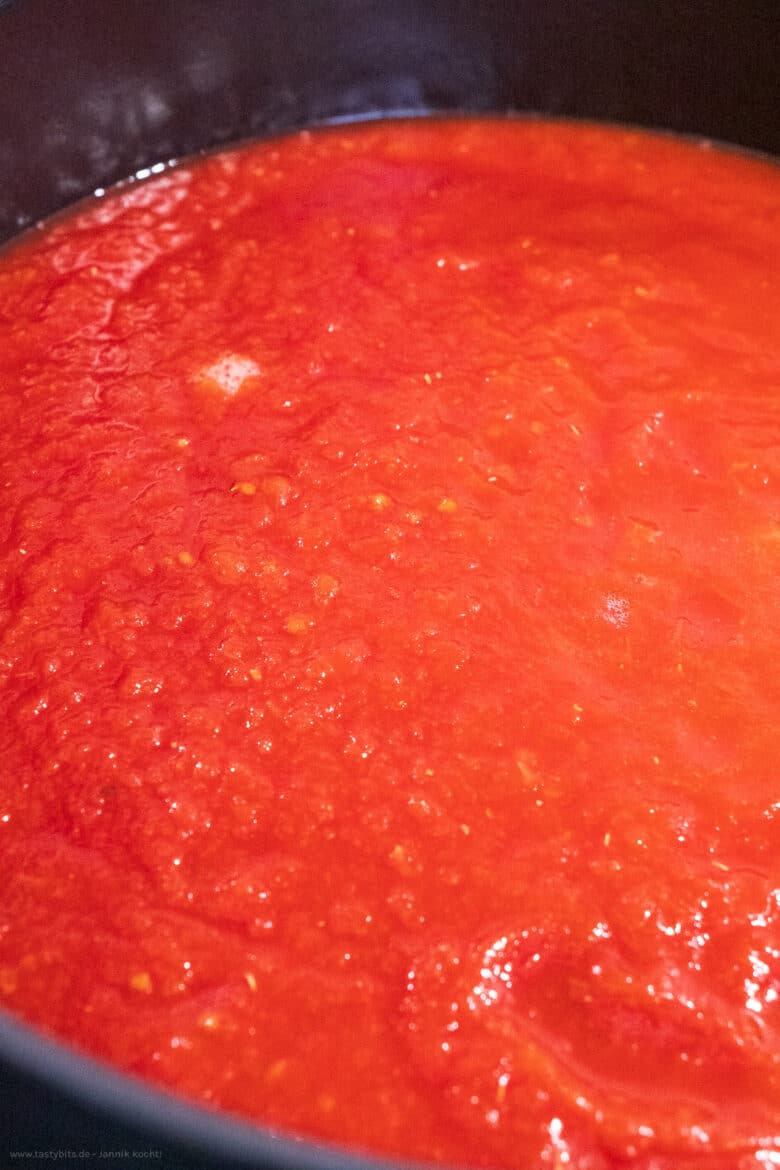 Tomatensauce mit passierten Tomaten ablöschen