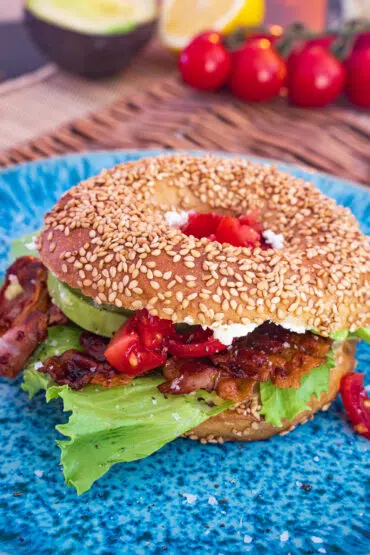 Bagel mit Avocado, Bacon & Tomate
