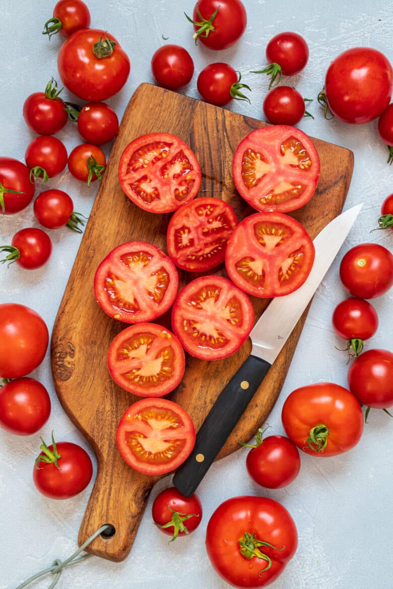 Frische Tomaten halbieren