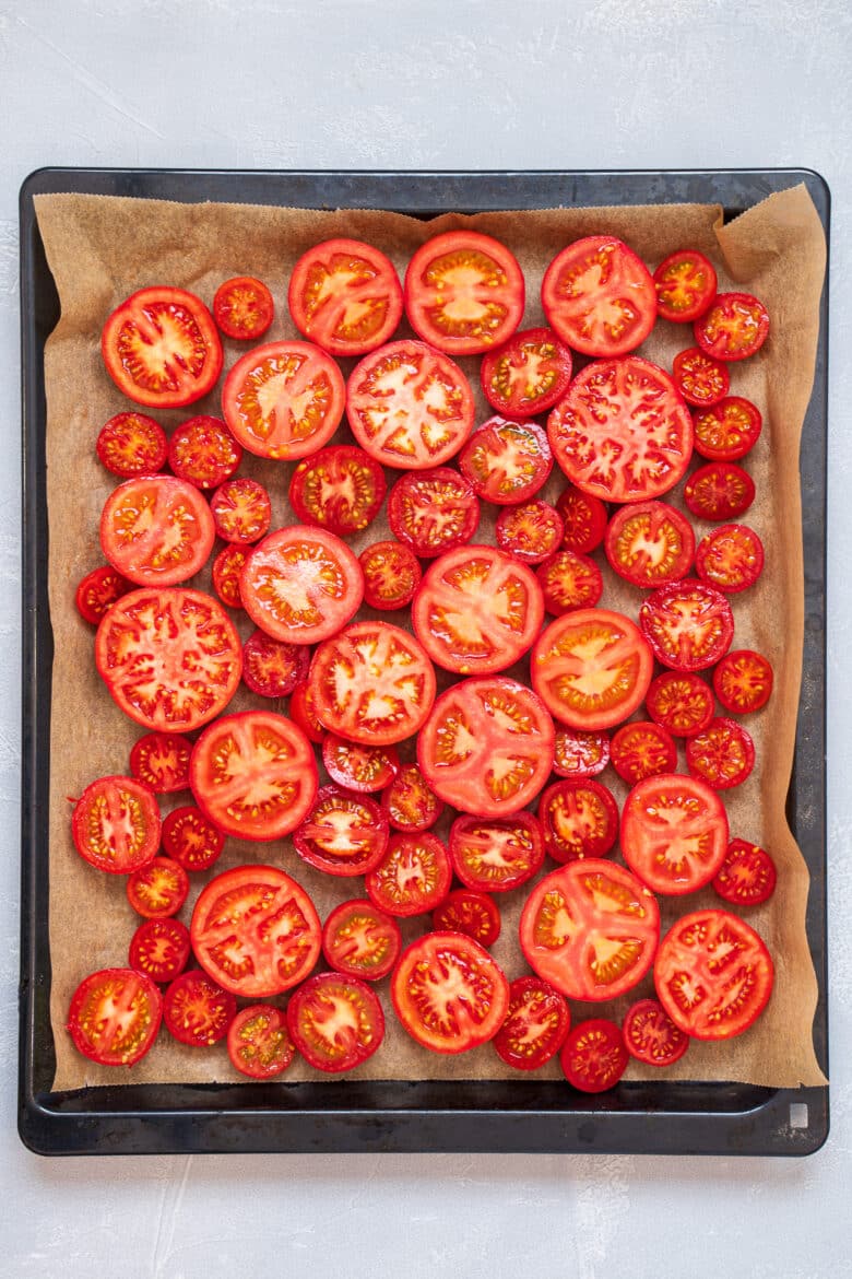 Tomaten auf Backblech verteilen
