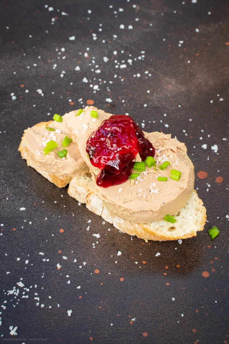 Baguette mit Entenleberpastete und Fliederbeergelee