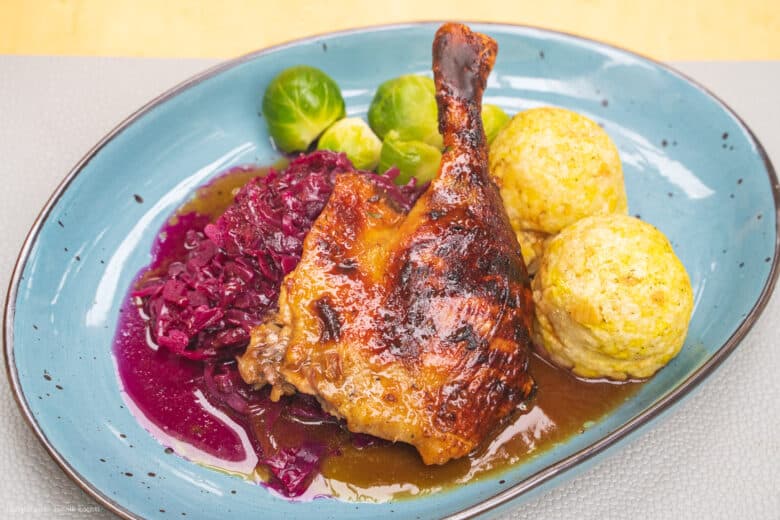 Entenbraten mit Klößen, Rotkohl und Entensauce