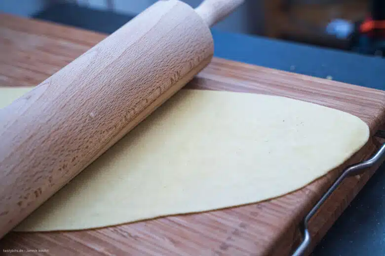 Nudelteig ausrollen