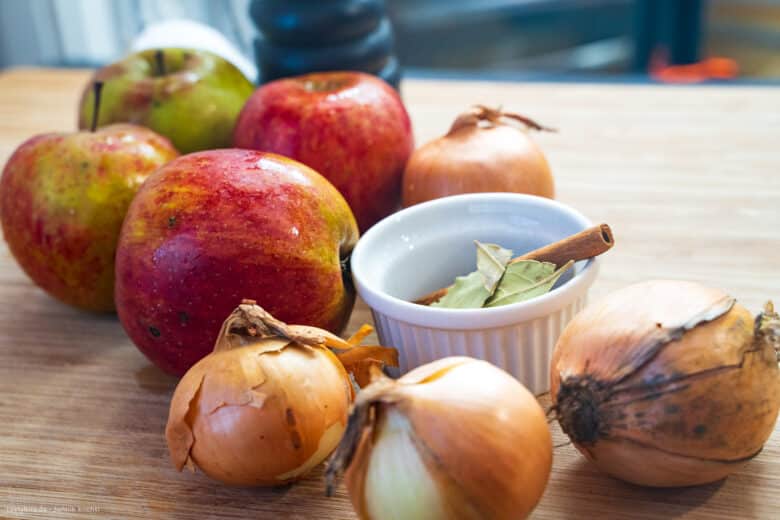 Zutaten für die Apfel-Füllung der Ente