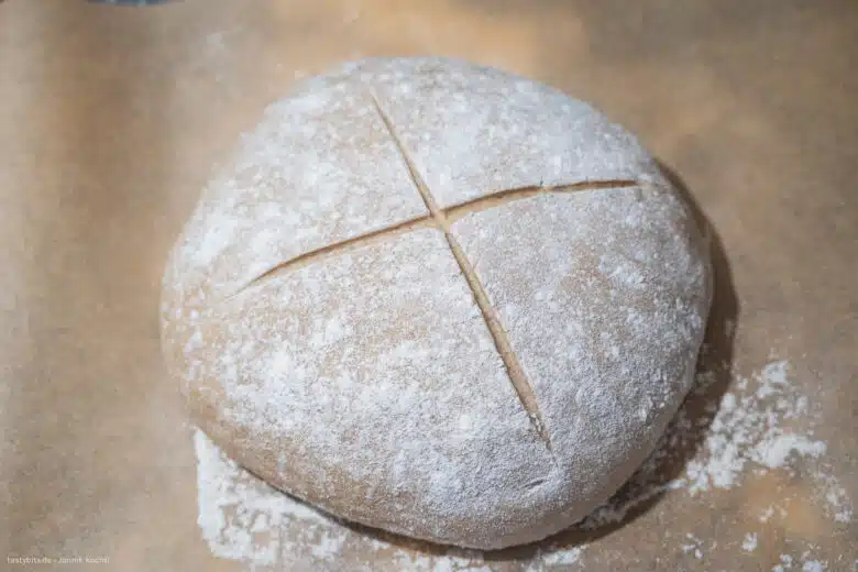 Bierbrot vor dem backen einritzen