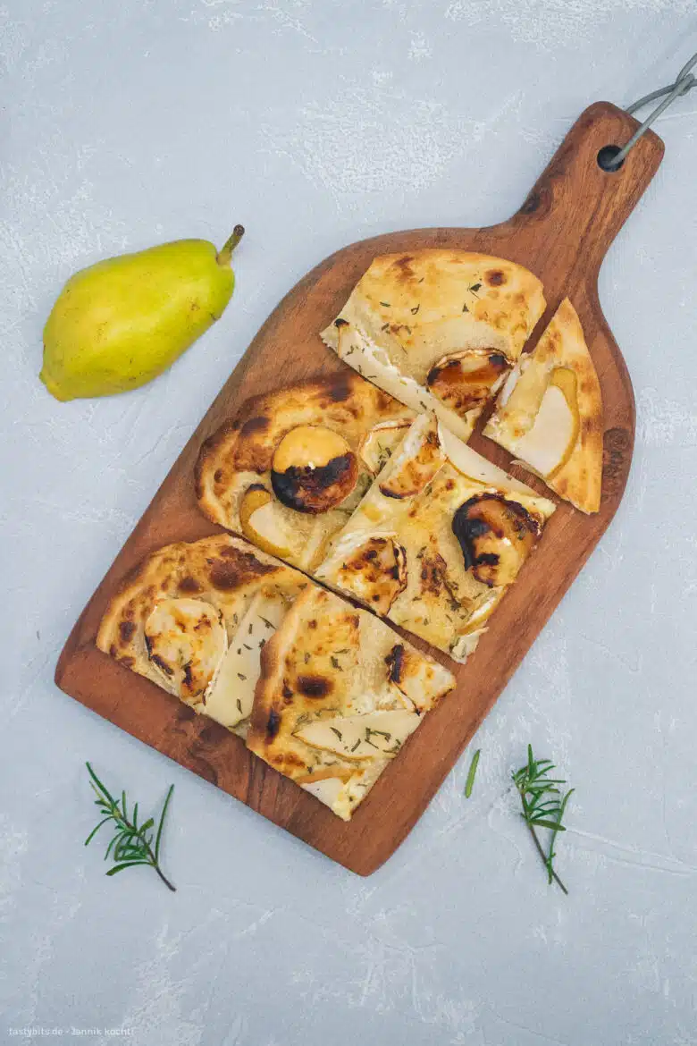 Flammkuchen mit Birne & Honig