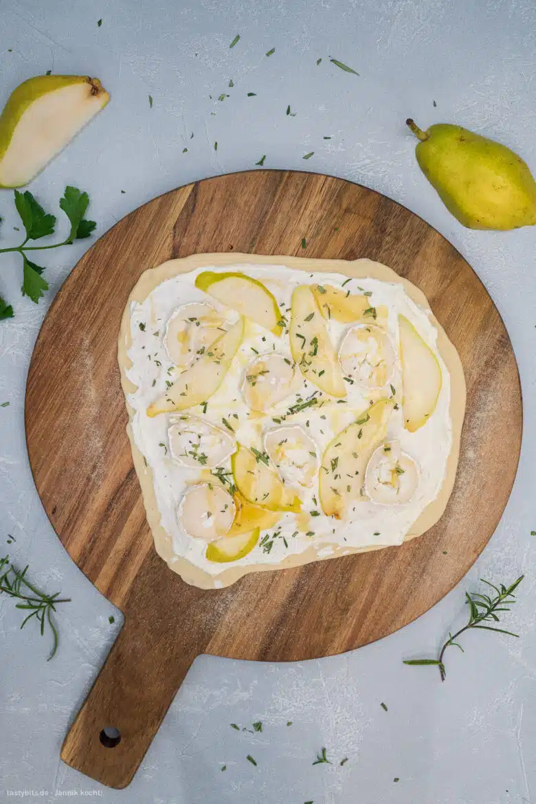 Flammkuchen mit Birne, Ziegenkäse, Rosmarin und Honig belegen