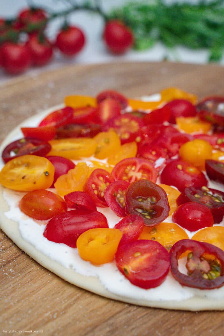 Belegter Flammkuchen vor dem Backen