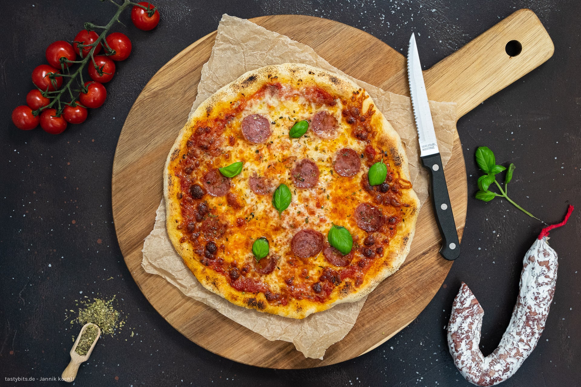 Pizza Salami - einfaches Rezept wie vom Italiener! | tastybits