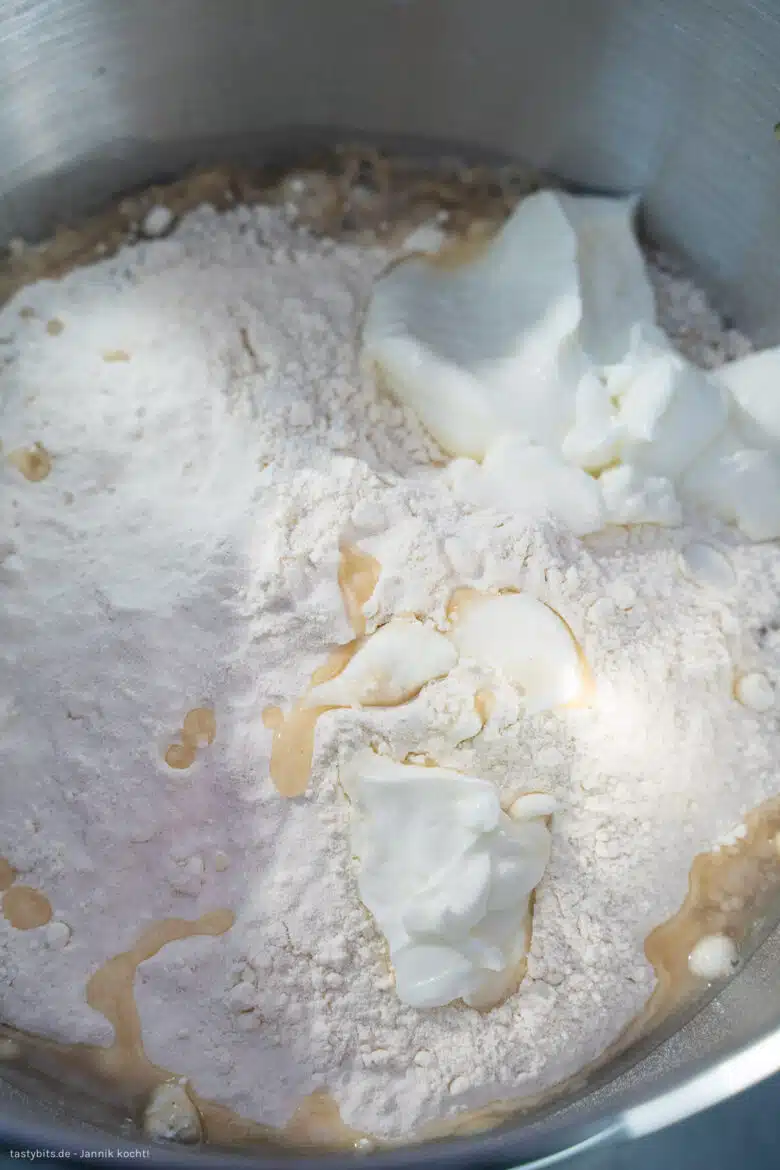Teig für Joghurtbrot kneten