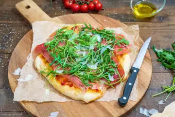 Pizza Parma mit Rucola, Parmaschinken und Parmesan