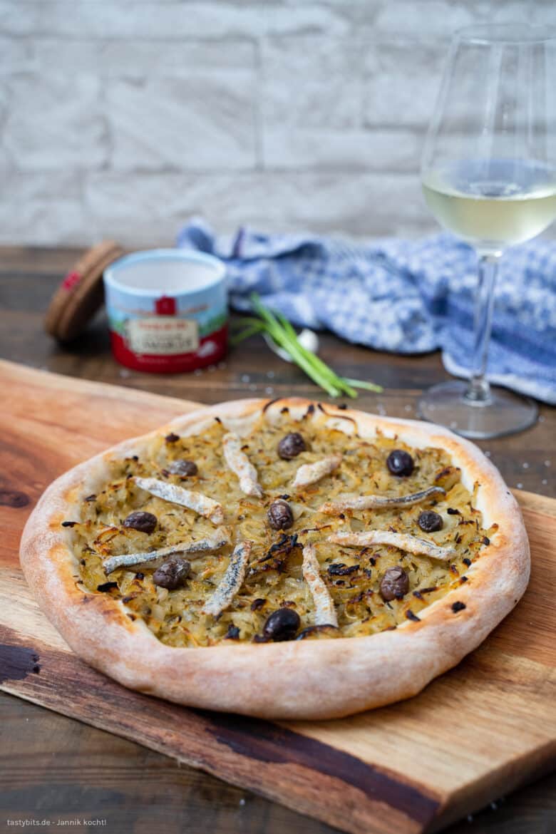 Französische Pizza mit Sardellen
