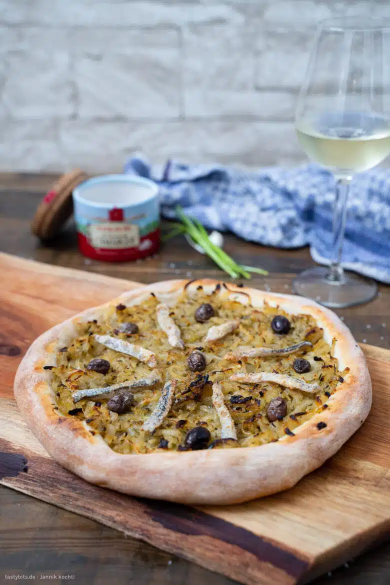 Französische Pizza mit Sardellen