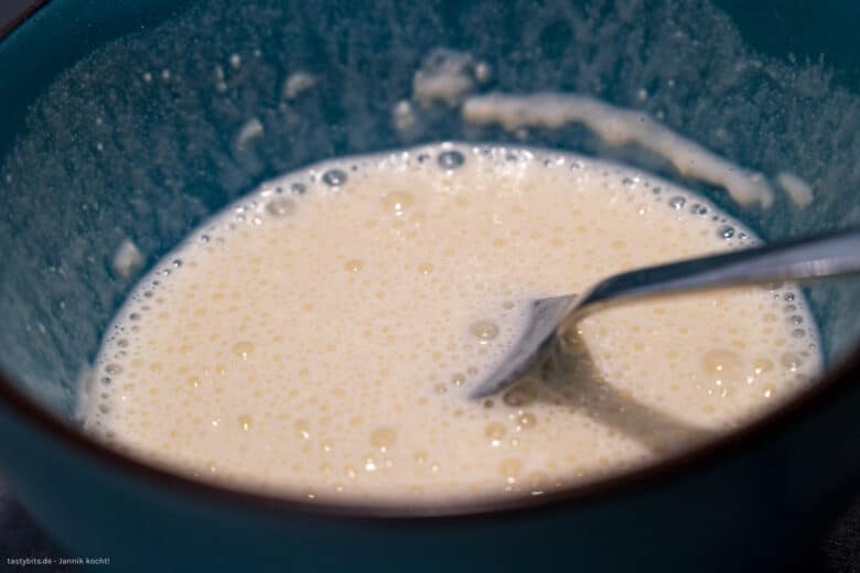 Mehl mit Milch vermengen