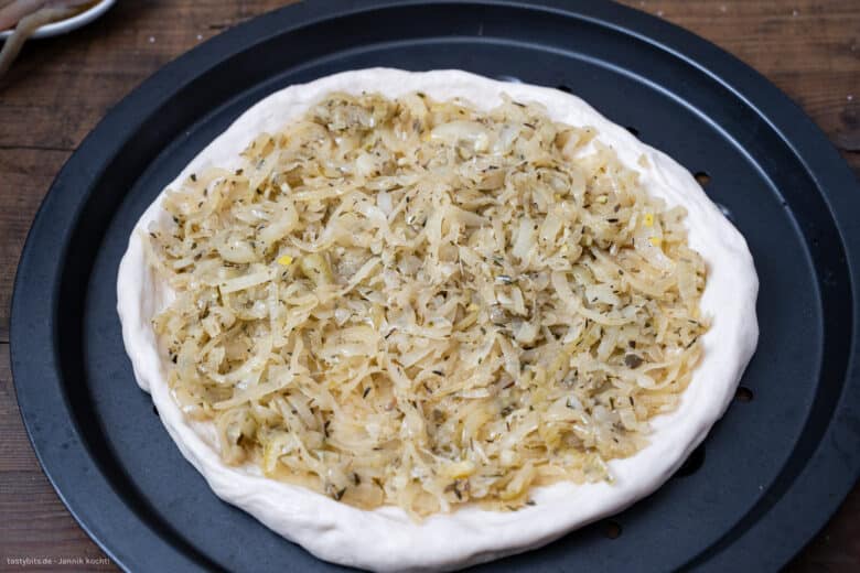 Pissaladière mit geschmorten Zwiebeln belegen