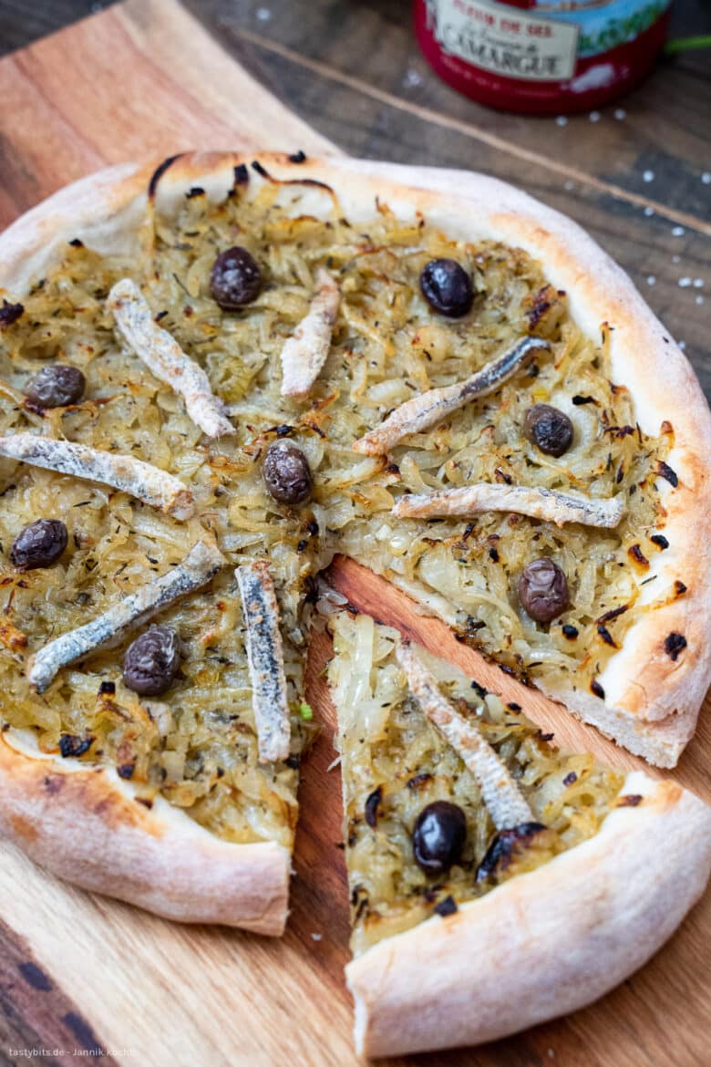 Pissaladière - tarte mit Sardellen, Zwiebeln & Oliven