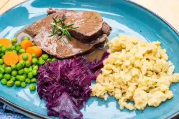 Geschmorte Rehkeule mit Beilagen und Sauce