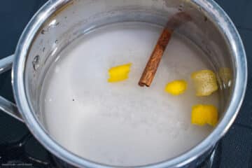Zuckersirup mit Zimt und Zitronenschale kochen