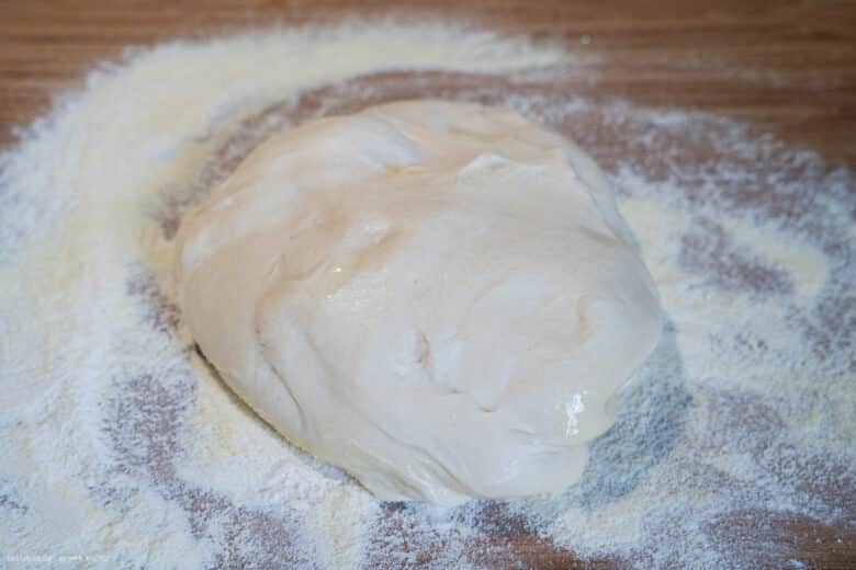 Calzone-Teig auf bemehlter Arbeitsfläche