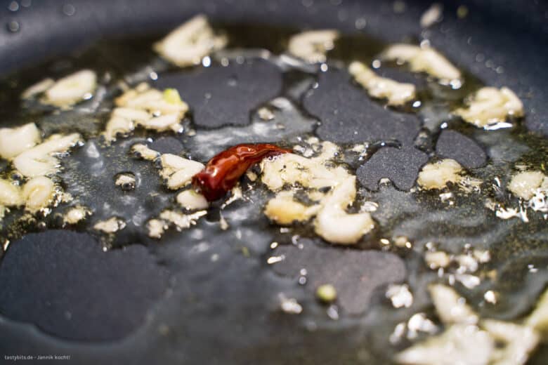 Knoblauch und Chili in Olivenöl anbraten