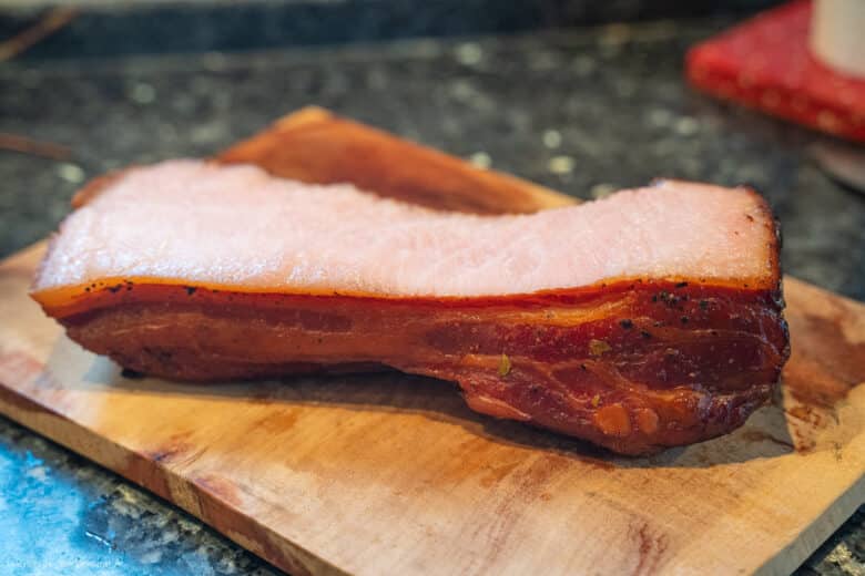 Schwarte vom Bacon entfernen