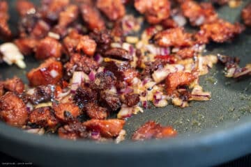 Salsiccia, Zwiebeln und Knoblauch andünsten