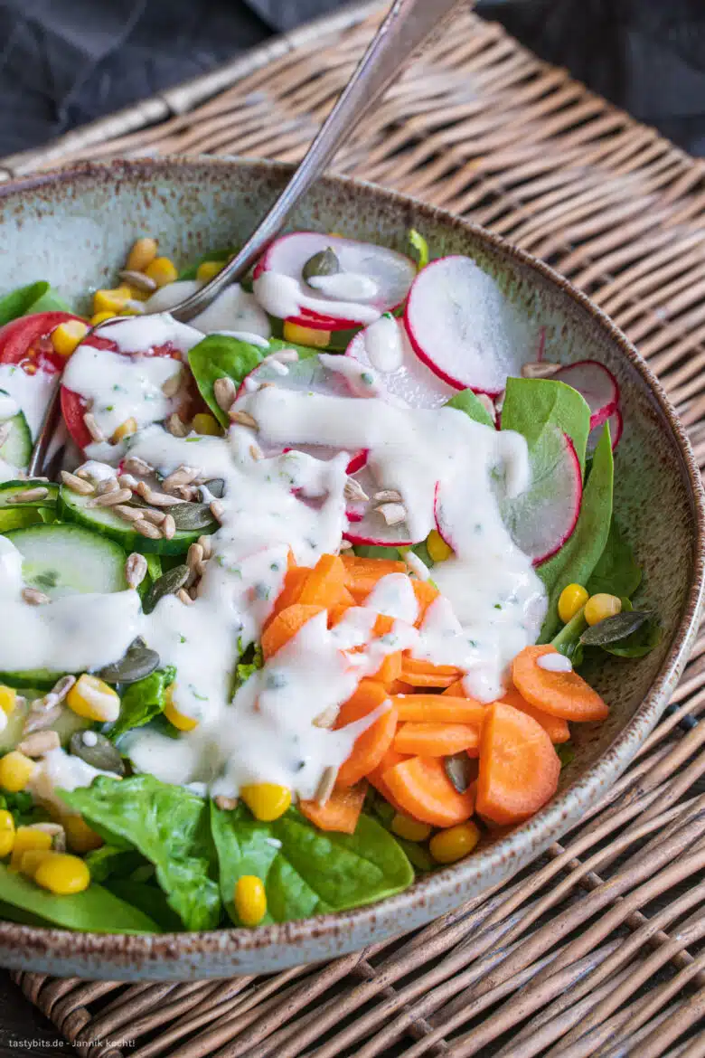 Bunter Salat mit Joghurt Dressing
