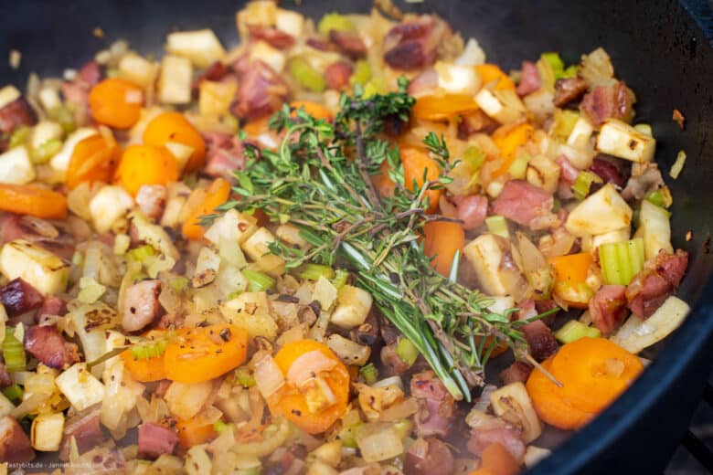 Frische Kräuter zum Gulasch geben