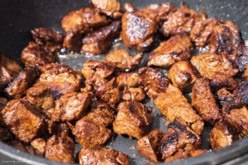 Gebratenes Gulasch vom Wildschwein