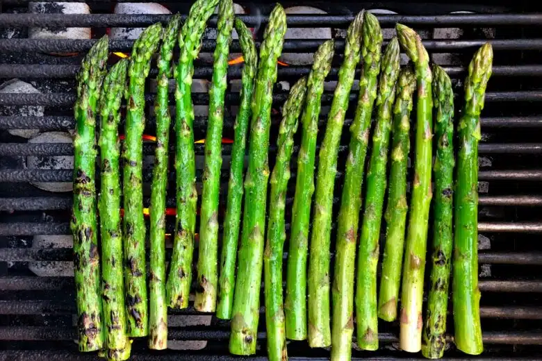 Grünen Spargel grillen