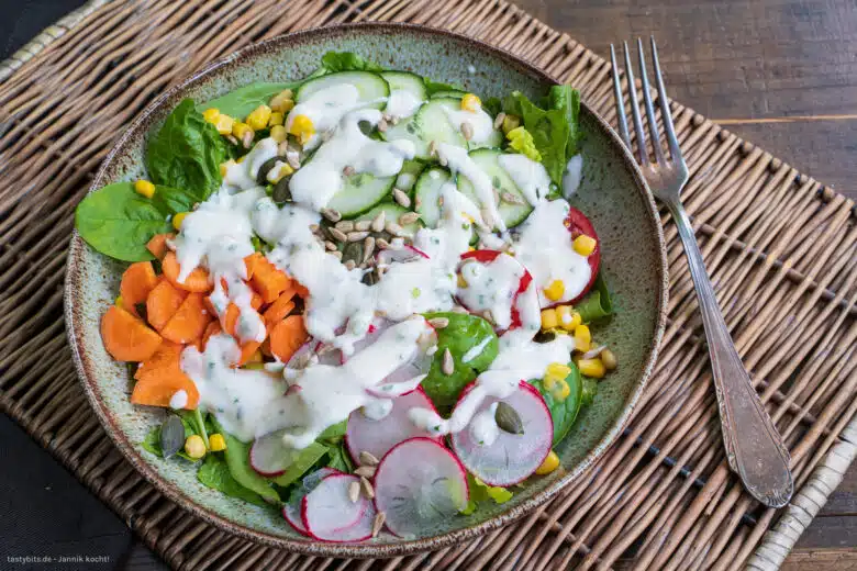 Grüner Salat mit Joghurtdressing
