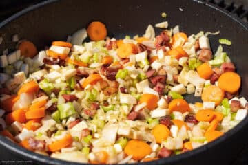 Speck und Gemüse anbraten
