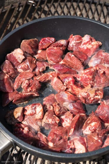 Wildschweingulasch kräftig anbraten